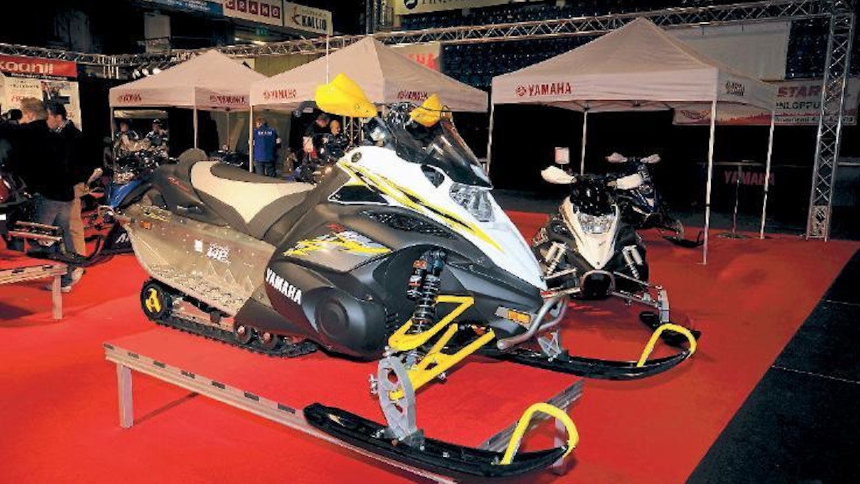 Nelitahtinen Yamaha Nytro jaksaa hämmästyttää. Voimanpesästä puuttuu kokonaan nelitahtisesten koneiden painontunne. Ajo-ominaisuudet ovat loistavat.