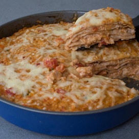 Tortillalevyistä ja tonnikalakastikkeesta syntyy nopeasti lasagnen tapainen vuokaruoka.