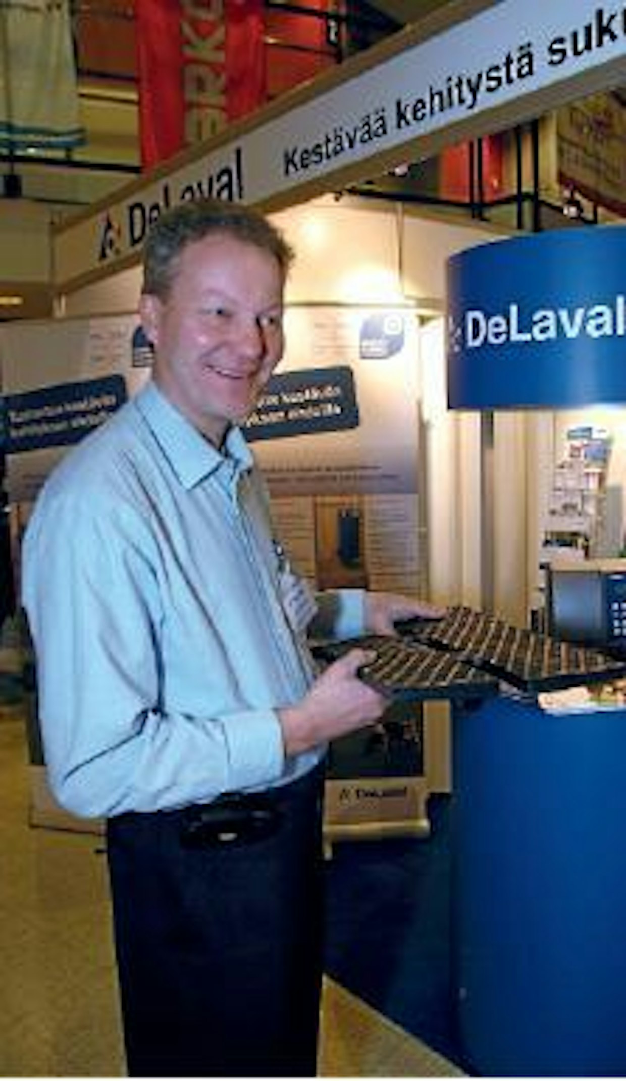 DeLaval on tuonut markkinoille uuden kumimaton käytettäväksi ritilöiden päällä, esittelee Olli Kasurinen. Matto on palkin kohdalta muotoiltu siten, että palkin keskiosa on korkeammalla. Näin nesteen valuminen lantakouruun tehostuu.