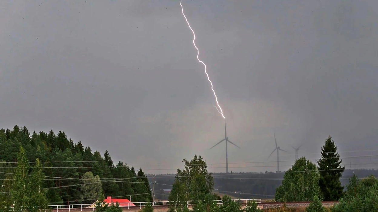 MT:n valokuvaaja Markku Vuorikari ehti saada kuvan, kun salama iski tuulivoimalaan Salossa 12.8.2016.