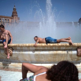 Ihmiset vilvoittelivat Sevillassa, kun Espanjassa mitattiin viime viikolla lähe 47 asteen lämpöennätys. Kuva: Lehtikuva/AFP