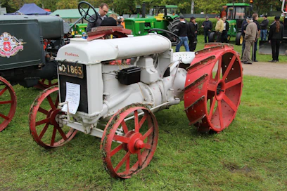 Fordson F -mallin valmistus alkoi 100 vuotta sitten, mutta Suomeen ensimmäiset traktorit tuotiin vasta keväällä 1920 ja merkistä tuli välittömästi markkinajohtaja. Vuoteen 1928 mennessä tuotiin 1 474 F-Fordsonia. Osaltaan kysyntää lisäsi hinnan puolittuminen vuonna 1923, jonka jälkeen Fordsonin sai 25 000 markalla. Tässä vm. 1922 Fordsonissa on vielä alkuperäinen pörräpuolasytytys. (Riihimäki)