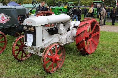 Fordson F -mallin valmistus alkoi 100 vuotta sitten, mutta Suomeen ensimmäiset traktorit tuotiin vasta keväällä 1920 ja merkistä tuli välittömästi markkinajohtaja. Vuoteen 1928 mennessä tuotiin 1 474 F-Fordsonia. Osaltaan kysyntää lisäsi hinnan puolittuminen vuonna 1923, jonka jälkeen Fordsonin sai 25 000 markalla. Tässä vm. 1922 Fordsonissa on vielä alkuperäinen pörräpuolasytytys. (Riihimäki)