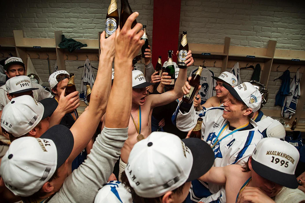 95-elokuvan Leijonat nähdään useammin pukukopissa kuin kaukalossa.