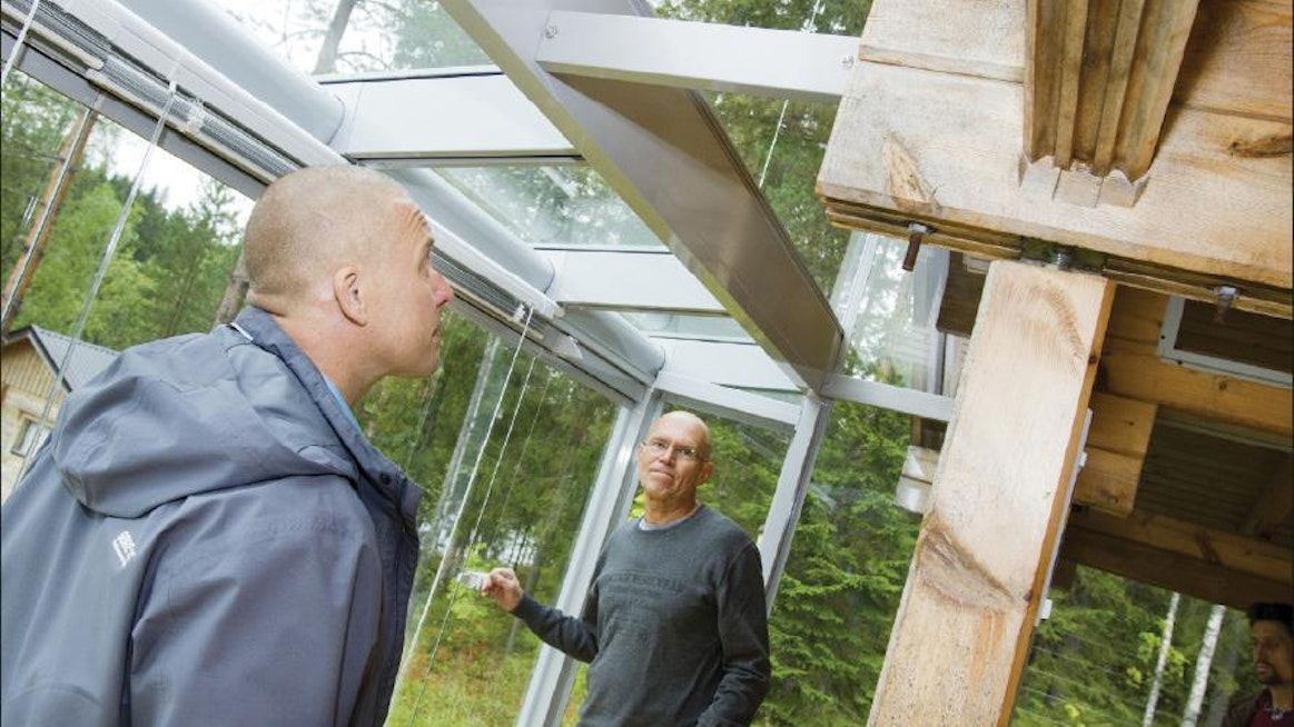 Jorma Kuivas (oik.) lasitti mökkinsä terassin, jotta kesästä voisi nauttia pidempään. Eero Kärkkäinen tarkastaa, että rakenteet on kunnolla tehty. Marja Seppälä