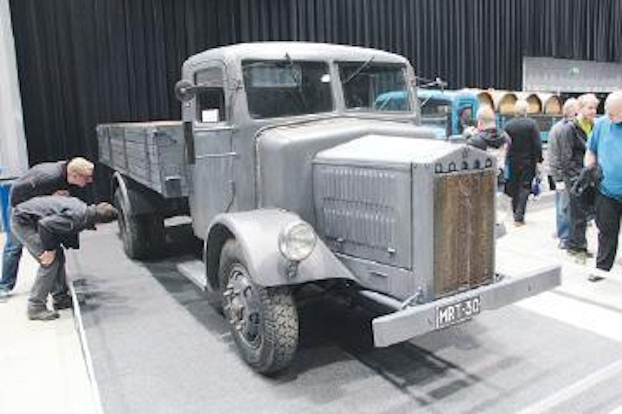 Tšekkiläinen Tatra T27 vuodelta 1943 näyttää päällepäin tavalliselta, vanhan ajan kuorma-autolta, mutta jokainen esittelyn lukenut kurkisti auton alle. Tatrassa ei ole tikapuurunkoa, vaan se on korvattu yhdellä vahvalla putkella, kardaani on putken sisällä. Vähäisessäkin törmäyksessä on Tatran hytistä kannattanut häipyä ja äkkiä, sillä bensatankki on 4,2-litraisen nelosmoottorin (57 hv) ja ohjaamon välissä. T27 Tatraa on tehty vuosina 1930–47.
