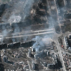 Sataman sijasta Venäjä on tulittanut Mariupolissa muun muassa asuintaloja, sairaaloita ja kouluja. Maxar-satelliittiyhtiön välittämää kuvaa Mariupolista 22. maaliskuuta. LEHTIKUVA/AFP