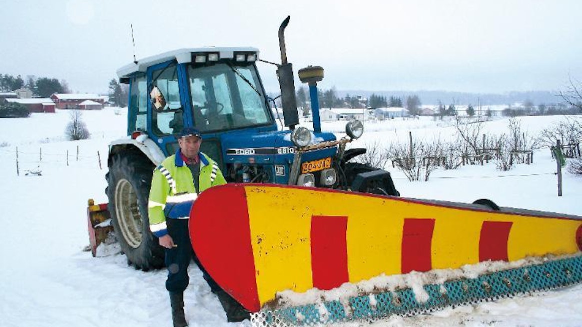 Raimo Jousi on aurannut Nurmijärven teitä ja katuja lähes 50 vuoden ajan. Viime talvi oli ensimmäinen, jona Raimo ei tehnyt kunnalle auraustarjousta. Joutilaana ei aurauskalusto ole siitä huolimatta ollut, paikkakunnan kaikki tiet tuntevaa aamuvirkkua auramiestä on tarvittu jokaisen lumisateen jälkeen.