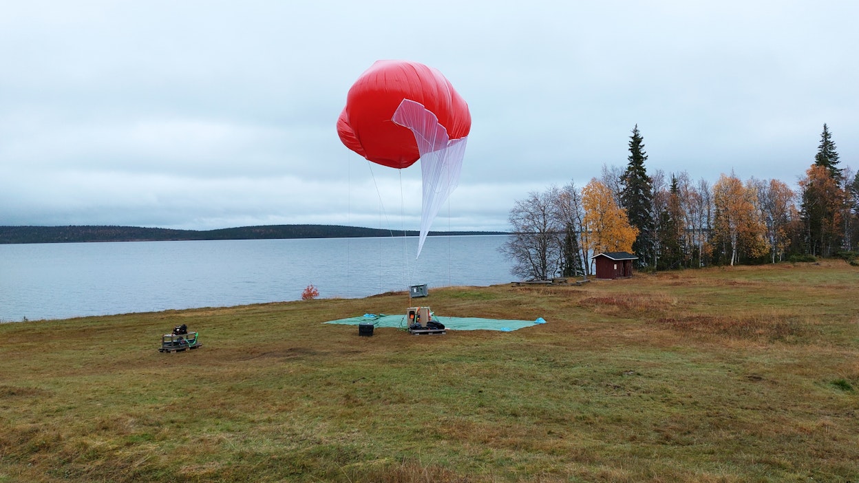 Sääpallo on väriltään punainen ja se on täytetty heliumilla.