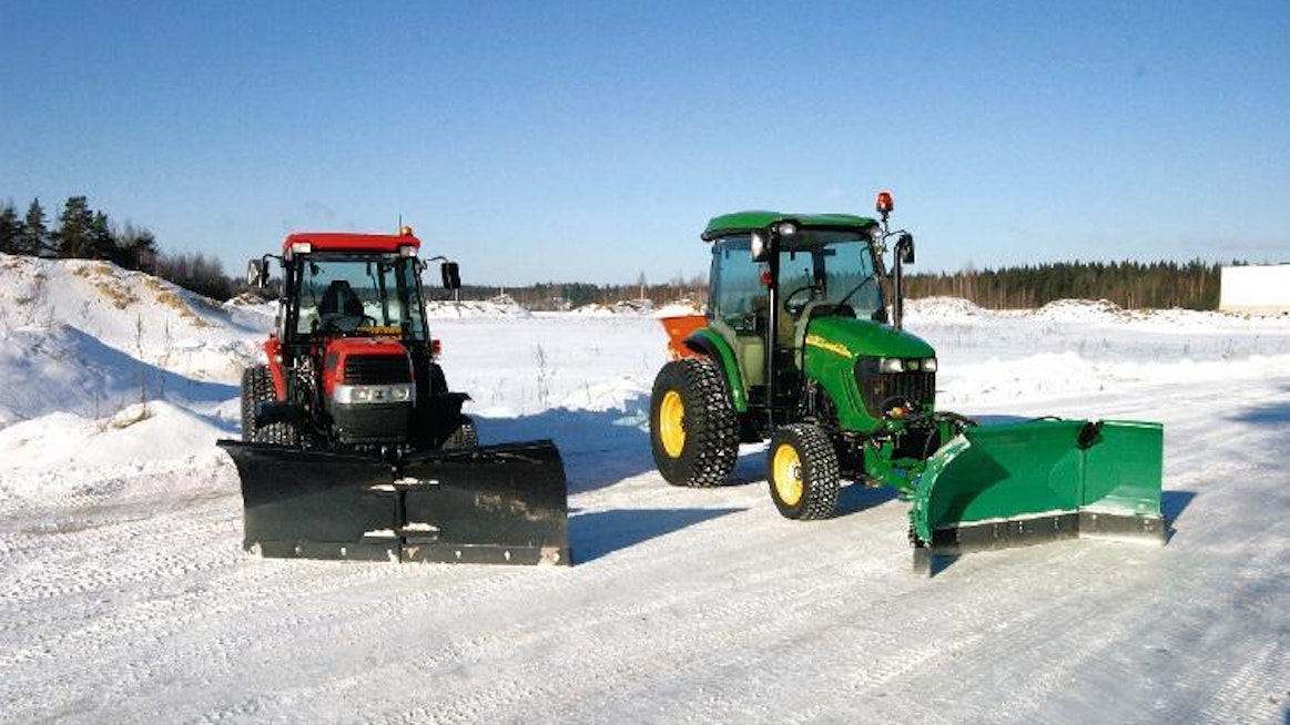 Kokeilimme Tuusulan maisemissa aurausvarusteisia nelivetoisia ja hydrostaattisella voimansiirrolla varustettuja John Deere ja Kubota kiinteistötraktoreita. Lumisadetta olisi saanut olla enemmän, mutta pakkasta aamuisin oli senkin edestä.