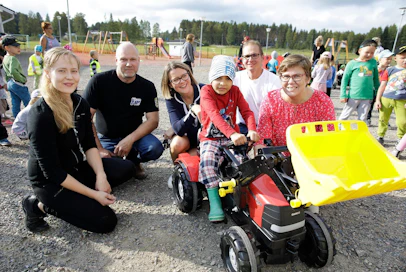 MTK-Kyyjärvi lahjoitti lapsille polkutraktoreita. Kuvassa tuottajayhdistyksen sihteeri Jenna Lampinen, tuottajayhdistyksen johtokunnan jäsen Jyrki Mäntynen, Kyyjärven uusi kunnanjohtaja Tiina Pelkonen, MTK-Kyyjärven puheenjohtaja Antti Tuukkanen, varhaiskasvatusjohtaja Heli Auranen ja kuskin paikalla viisivuotias Abo Alhasan Omer Saddam.