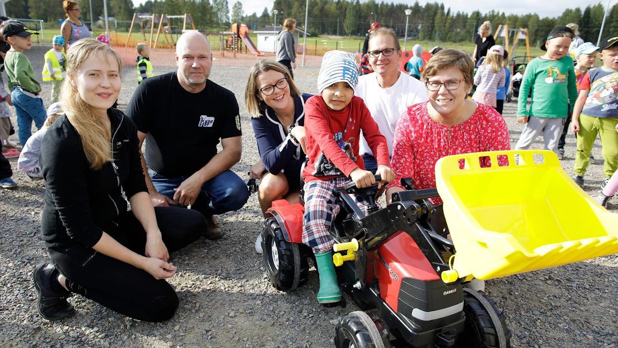 MTK-Kyyjärvi lahjoitti lapsille polkutraktoreita. Kuvassa tuottajayhdistyksen sihteeri Jenna Lampinen, tuottajayhdistyksen johtokunnan jäsen Jyrki Mäntynen, Kyyjärven uusi kunnanjohtaja Tiina Pelkonen, MTK-Kyyjärven puheenjohtaja Antti Tuukkanen, varhaiskasvatusjohtaja Heli Auranen ja kuskin paikalla viisivuotias Abo Alhasan Omer Saddam.