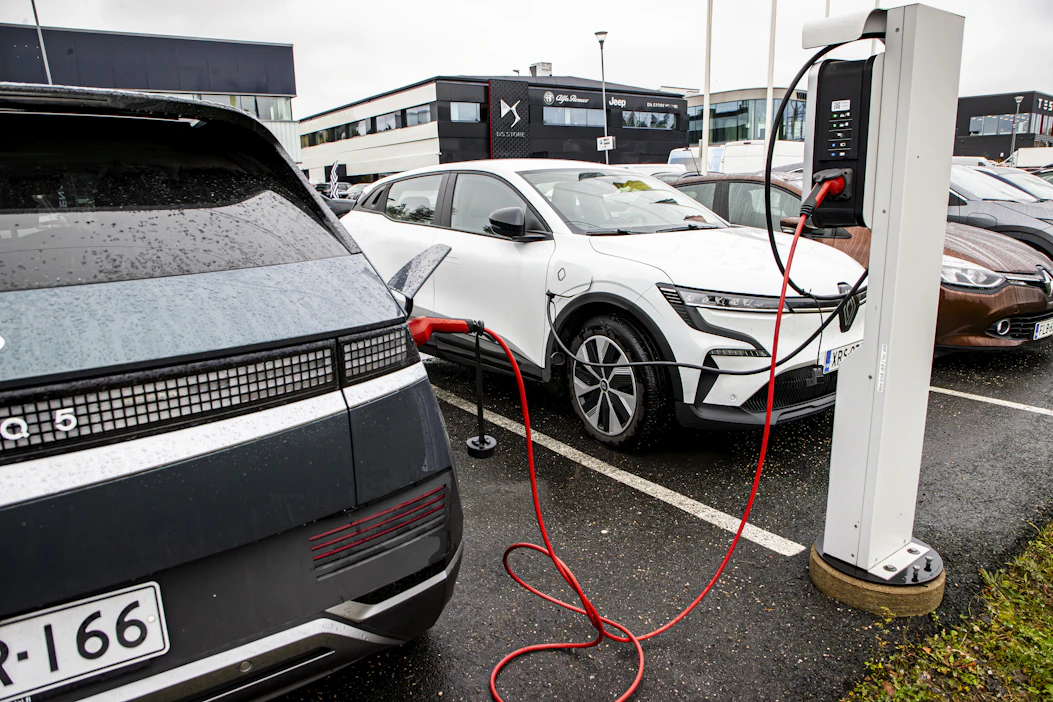 EU on sitoutunut siihen, että autoilun tulevaisuus on sähköautoissa.