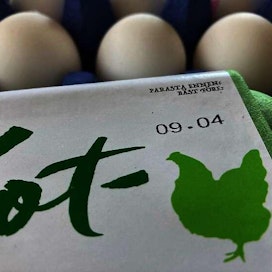 Kananmunan Parasta ennen -päiväys on laissa määrätty asia, mutta munat säilyvät hyvin sitä pitempäänkin.