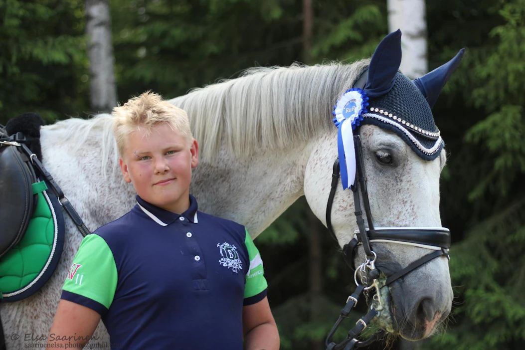Valko-hevonen oli 13-vuotiaalle Arvi Martikaiselle pitkäjänteisen säästämisen tulos. Vanhemmat tukevat maksamalla tallivuokrat ja eläinlääkärikulut.