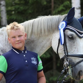 Valko-hevonen oli 13-vuotiaalle Arvi Martikaiselle pitkäjänteisen säästämisen tulos. Vanhemmat tukevat maksamalla tallivuokrat ja eläinlääkärikulut.