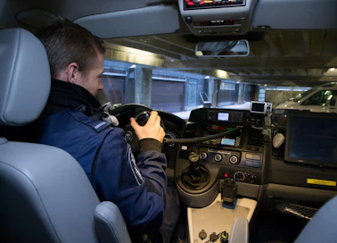 Poliisin henkilöstön tulisi myös vastata paremmin Suomen väestön monimuotoisuutta, ECRI katsoo.