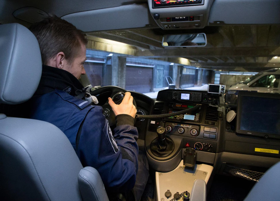 Poliisin henkilöstön tulisi myös vastata paremmin Suomen väestön monimuotoisuutta, ECRI katsoo.