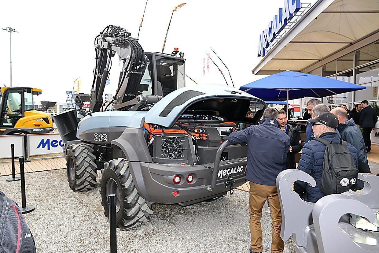 Mecalacin akkujen kapasiteetti on 146 kWh, mikä riittää 8 tunnin jaksottaiseen työskentelyyn. LiFePO4-akkujen (Lithium-rauta-fosfaatti) latausaika on 6 h ja ne kestävät 3 kertaa enemmän latauskertoja kuin perinteiset lyijyakut. (UO)