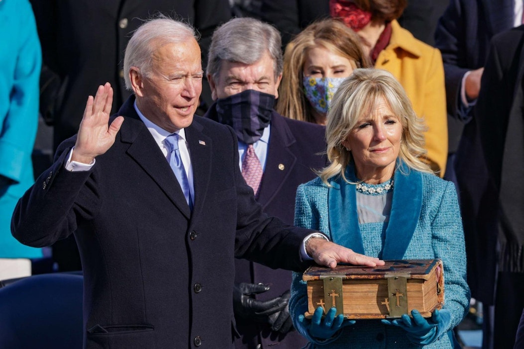 Joe Biden vannoi virkavalansa kongressirakennuksen edustalla Washingtonissa. LEHTIKUVA/AFP