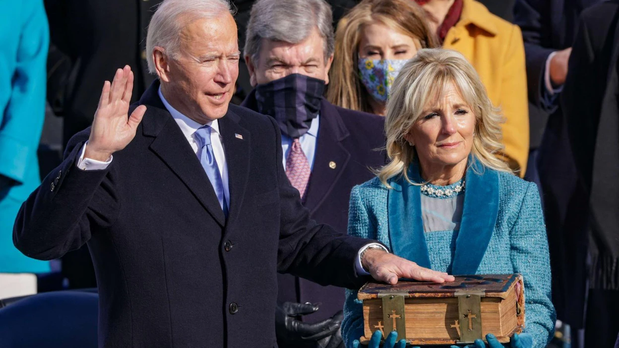 Joe Biden vannoi virkavalansa kongressirakennuksen edustalla Washingtonissa. LEHTIKUVA/AFP
