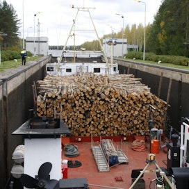 Puuta tuotiin Suomeen tammi–kesäkuussa viisi prosenttia enemmän kuin viime vuonna vastaavaan aikaan. Arkistokuva on Saimaan kanavan Soskuan sululta.