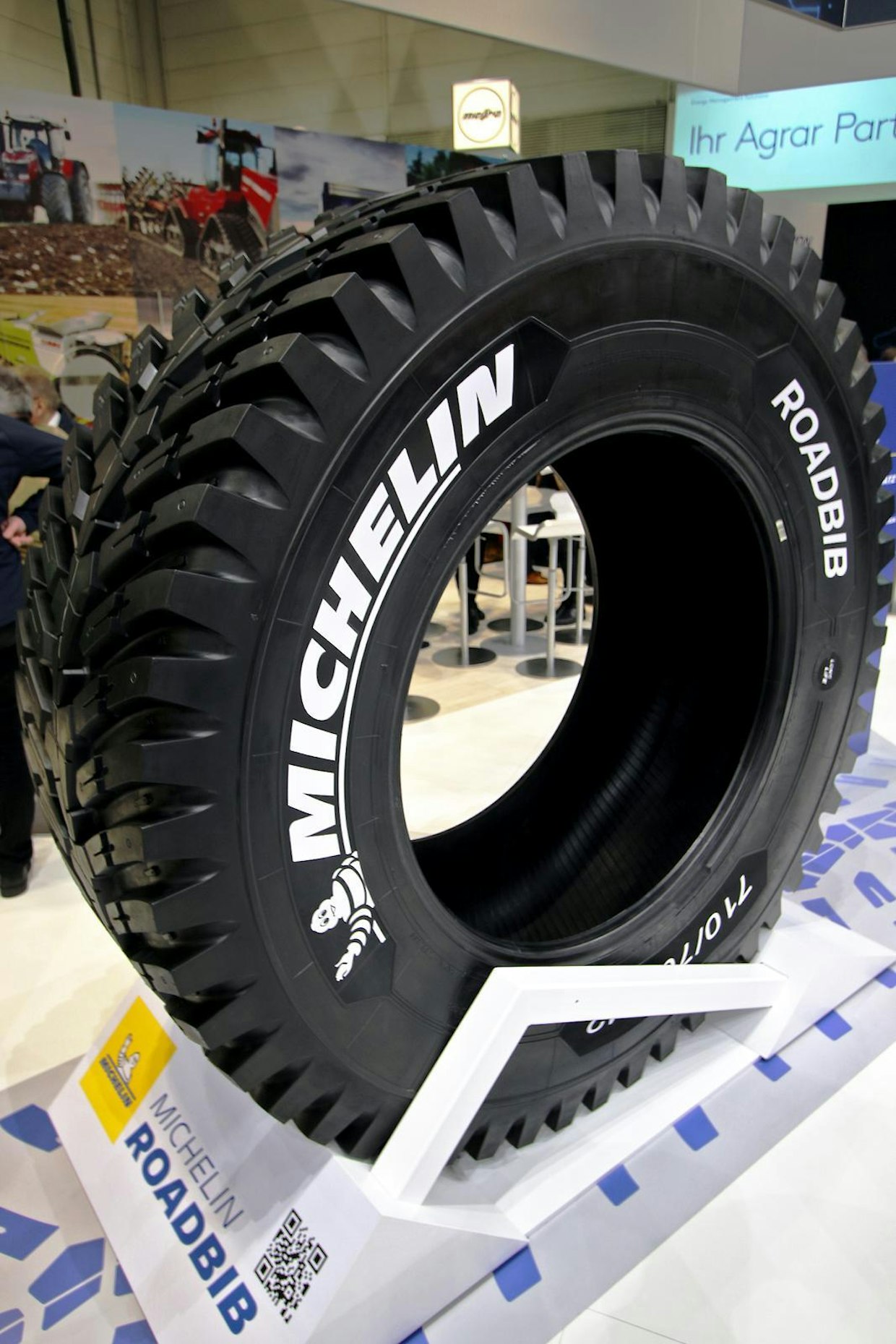 Michelinin Roadbib on tehokkaille traktoreille suunniteltu rengas. Renkaan valintaa suositellaan, kun traktorin käyttötunneista vähintään 80 % kertyy tieajossa. (JP)