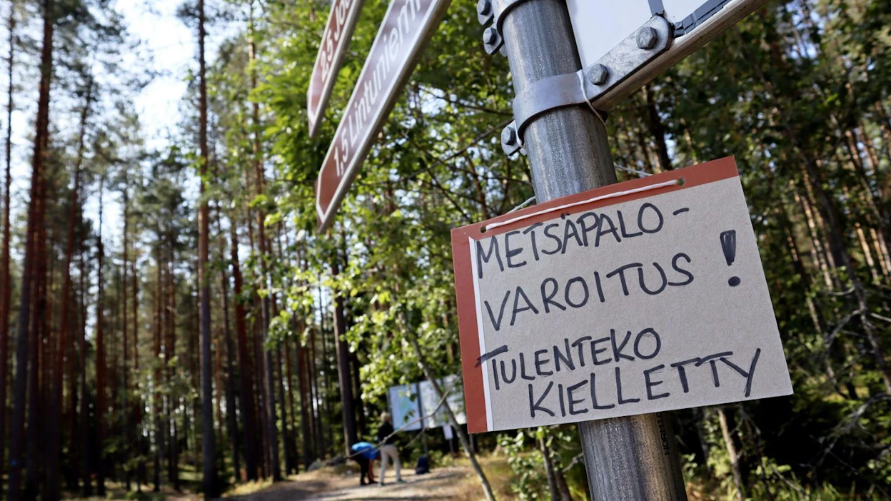 Varoitusten aikana juhannuskokkojenkaan polttamiseen ei ole mahdollista myöntää mitään poikkeuksia millään syyllä. LEHTIKUVA / Anne Salomäki