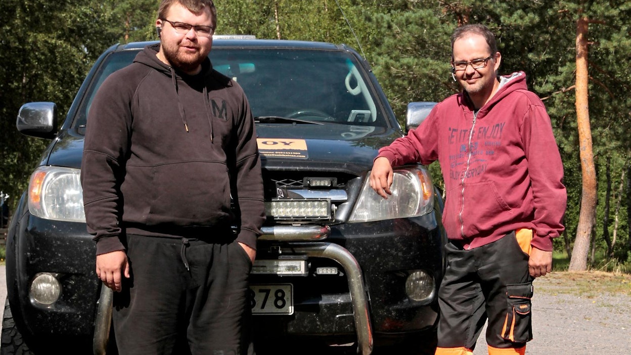 Sähi Oy:n yrittäjä Tuomas Toppila isänsä Kimmon kanssa kotipihassaan. Yrityksellä on kaksi kaivukonetta, 19-tonninen JCB 141 lyhytperäisenä, sekä 9-tonninen 90JZ kumiteloilla ja puskulevyllä. Molemmissa on Rototiltin pyörittäjät.