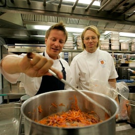 Kari Aihinen (oik.) on aiemminkin tempaissut suomalaisen ruuan eteen. Tässä hän ja Marko Palovaara valmistautuivat viemään suomalaisia herkkuja Brysseliin alkuvuodesta 2010.