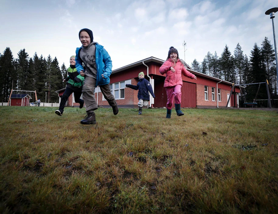 Rytkyn koulun pihamaalla kuuluu ainakin vielä lasten leikkien ääniä, kun Elmeri ja Joosua Penttinen sekä Tiera ja Martta Mulari kisailevat. Kiuruvedellä ajetaan kaikkien neljän maaseutukoulun lakkauttamista ja lasten keskittämistä keskustaajaman suurkouluun, jossa olisi lähes 700 oppilasta.