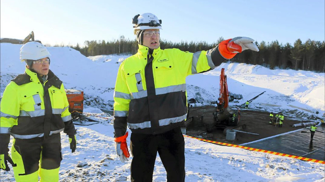 Riikinvoima Oy:n projektiassistentti Miia Varis ja toimitusjohtaja Juha Räsänen pitävät ekovoimalaitosta merkittävänä investointina koko Varkauden seudulle.Nyt työmaalla on vasta suuri maakuoppa, johon aletaan valaa perustuksia. Juha Sorri