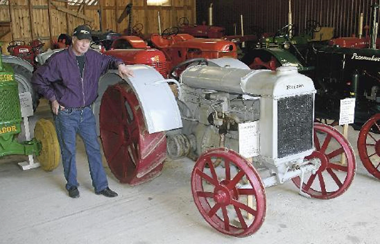 Pekka ja Heikki (kuvassa) Mäkilän perustaman museon vanhin traktori on Fordson F vuodelta 1925. Käyttöturvallisuutta huomattavasti lisänneet lokasuojat eivät kuuluneet traktorin vakiovarustukseen, niistä piti maksaa lisähintaa 1400 markkaa, mikä oli n. 5,5 % traktorin kokonaishinnasta.