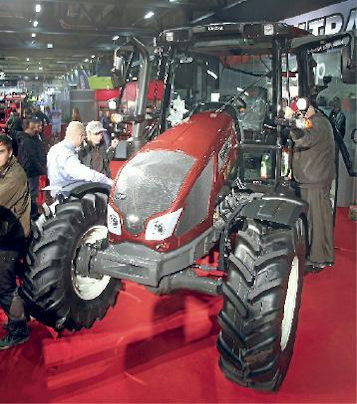 Valtra N-sarjan pienet mallit uudistuvat, uudet N93- ja N103-mallit (kuvassa) korvaavat aiemmat N82- ja N92-mallit. Uutuuksissa on 3-sylinteriset, 3,3-litraiset Agco (Sisu) Power moottorit, mallikohtaiset tehot ovat 73 ja 82 kW (99 ja 111 hv). Voimansiirroksi voi valita joko perinteisen HiTechin (4 päävaihdetta, 3 aluevaihdetta ja 3 pikavaihdetta) tai uuden, kokonaan napeilla hallittavan HiTech 5:n (5 pikavaihdetta ja 4 aluevaihdetta). Voimanottonopeudet ovat 540, 540E ja 1000. Hydrauliikan tuotto on 90 l/min ja nostolaitteen nostovoima sylinterikoosta riippuen joko 40 tai 58 kN. Agco Suomi Oy. (HH)