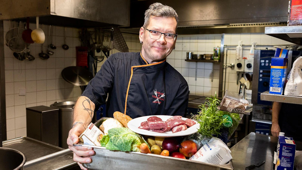 Suomilammas lautaselle -kampanjan kummikokki Sami Garam kasvattaa itsekin kesämökillään lampaita.
