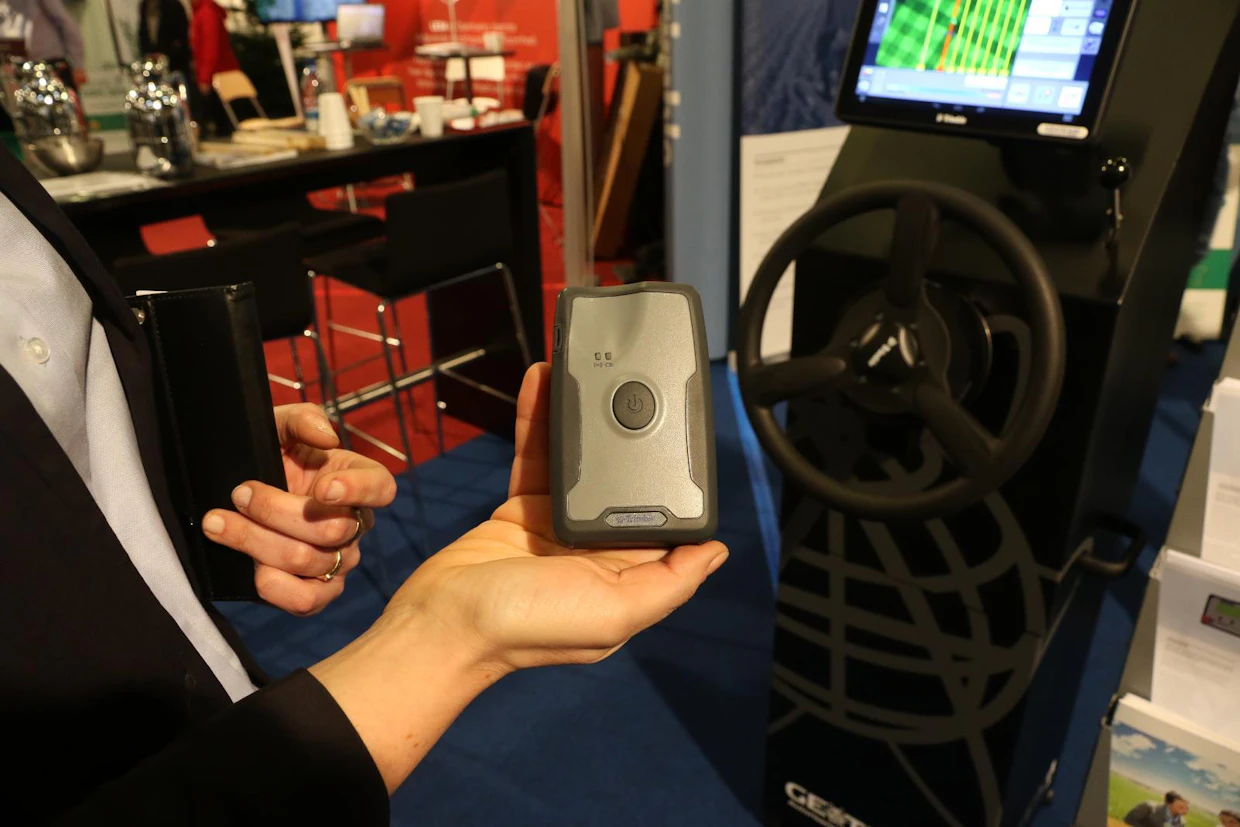 Trimble R1 on ammattikäyttöön suunniteltu tarkka satelliittivastaanotin, joka kykenee hyödyntämään myös korjaussignaaleita. Antenni muodostaa yhteyden esimerkiksi älypuhelimeen bluetooth-yhteydellä. Laitteelle on oltava käyttöä, sillä veroton hinta Suomessa on 3 500 euroa. (TV)