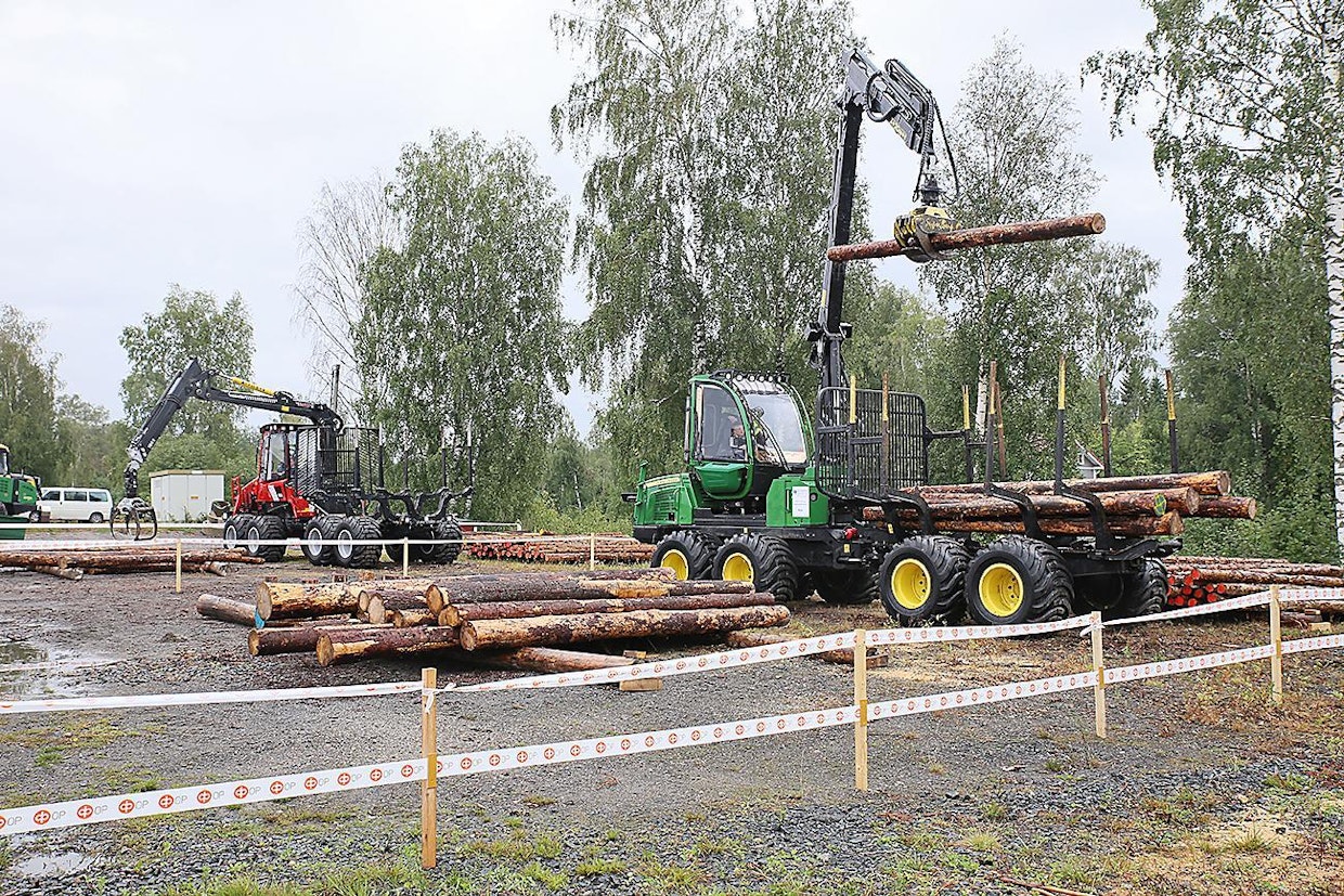 Ollikkalassa on myös metsäkoneopetusta. Näyttelyvieraat saivat Ollikkala-messuilla ohjatusti kokeilla ajokoneen nosturin käyttöä. (VV)