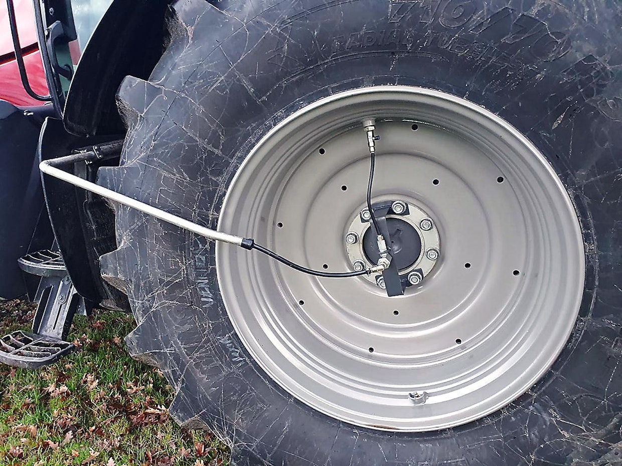Paineputket ovat muovia, suojaputket alumiinia. Vanteeseen on tehty oma yhde ilmanpaineen säädölle. Huomaa sulkuventtiili, jolla varmistetaan säädön pysyminen haluttuna. Samalla sulku poistaa kuormaa pyörivältä keskusliittimeltä. Christel on myöhemmin lisännyt keskusliittimeen vielä voitelunipan.