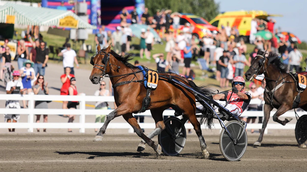 Santtu Raitalalle jäi aikaa tuulettaa, vaikka sisäpuolella MAS Capacity spurttaisikin aivan lopussa lähelle.