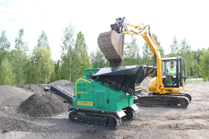 Komplet Lem Track 4825 on mitoiltaan kompaktin kokoinen laite. Alle 4,5 metrin pituisena ja 1,45 metrin levyisenä sekä 3 500 kilon  painoisena sen kuljetus ja sijoittaminen työmaalle on helppoa.