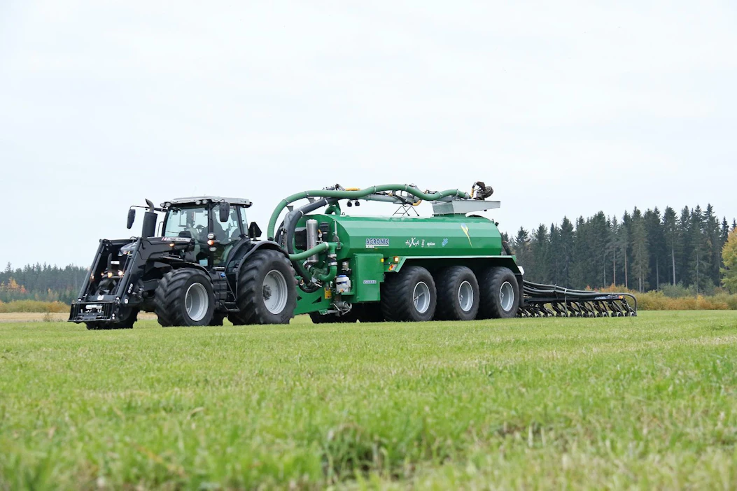 Agronic HXA II on harvinaislaatuisen kattavasti varusteltu lietevaunu, josta löytyy uusia ominaisuuksia käytön helpottamiseen ja pellon tiivistymisen vähentämiseen.