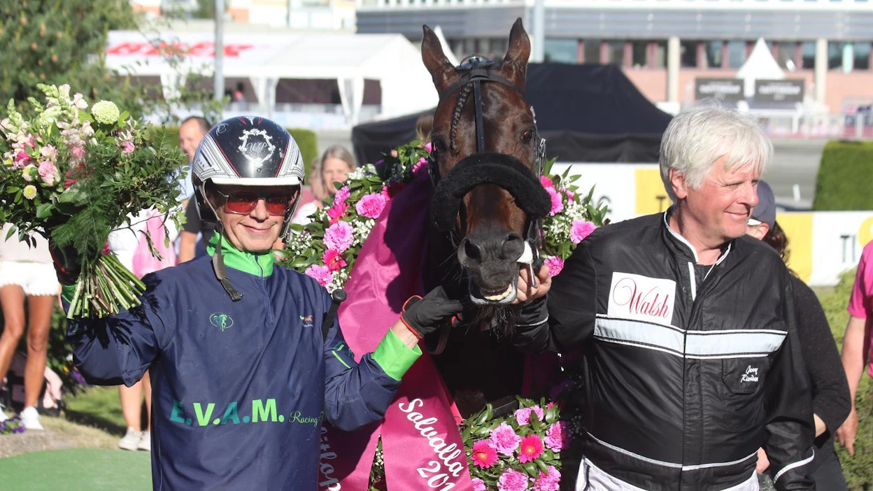 Elitloppet-voittaja Ringostarr Treb tulee ohjastajansa Wilhelm Paalin ja valmentajansa Jerry Riordanin kanssa Kouvolaan.