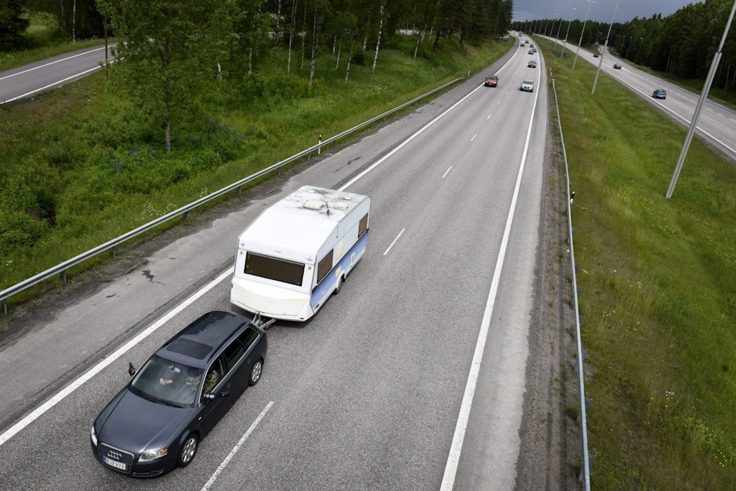 Juhannuksen paluuliikennettä Nelostiellä.