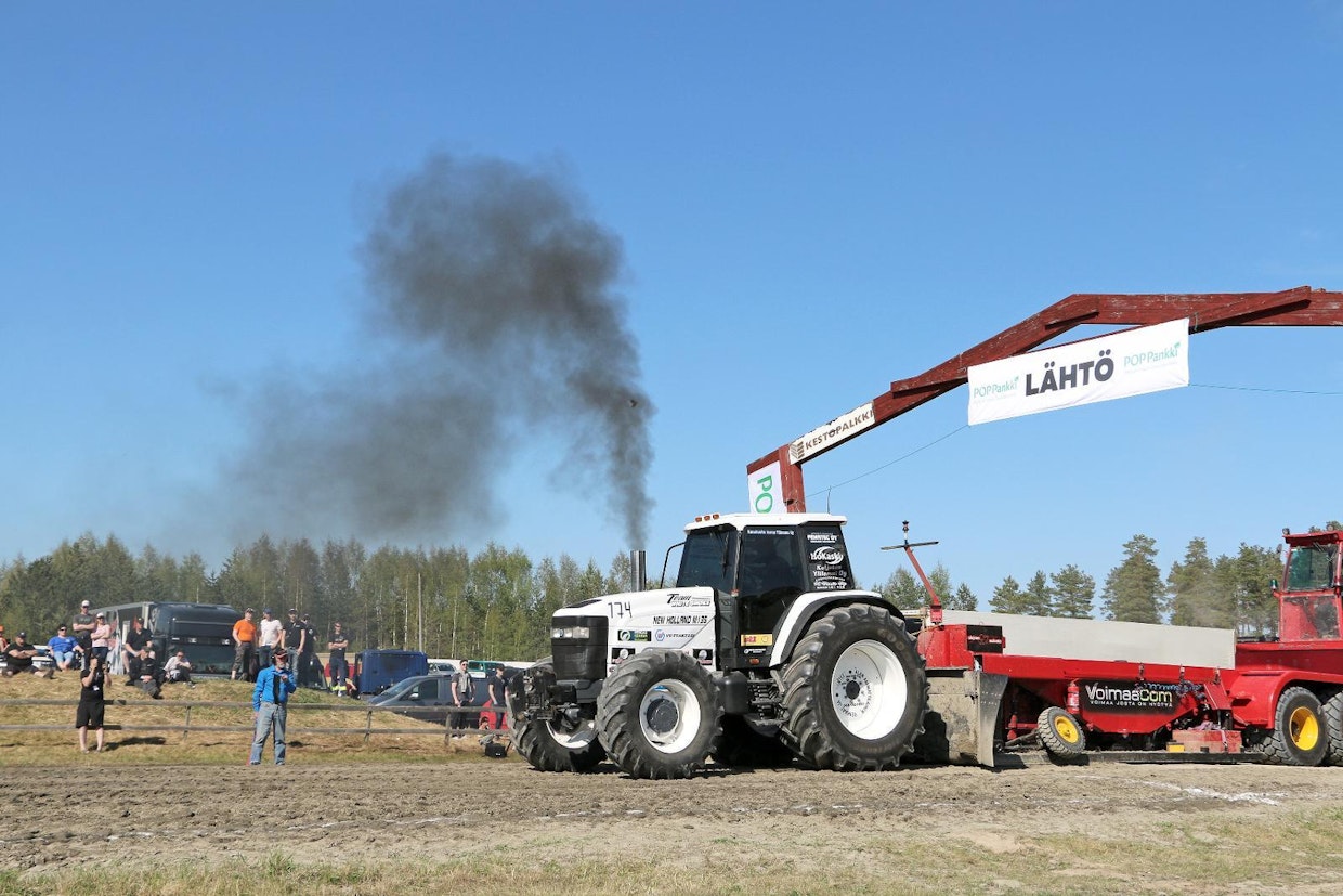 Farm Sport 6000 kg -luokassa radalla nähtiin uusi kilpailija, kun Mikko Levä veti niukasti toiselle sijalle New Holland M135 -koneellaan.