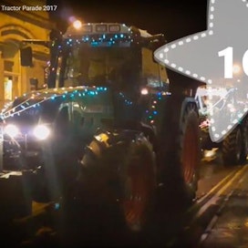 Traktoreiden joulukulkueesta on muodostumassa perinne Irlannissa.