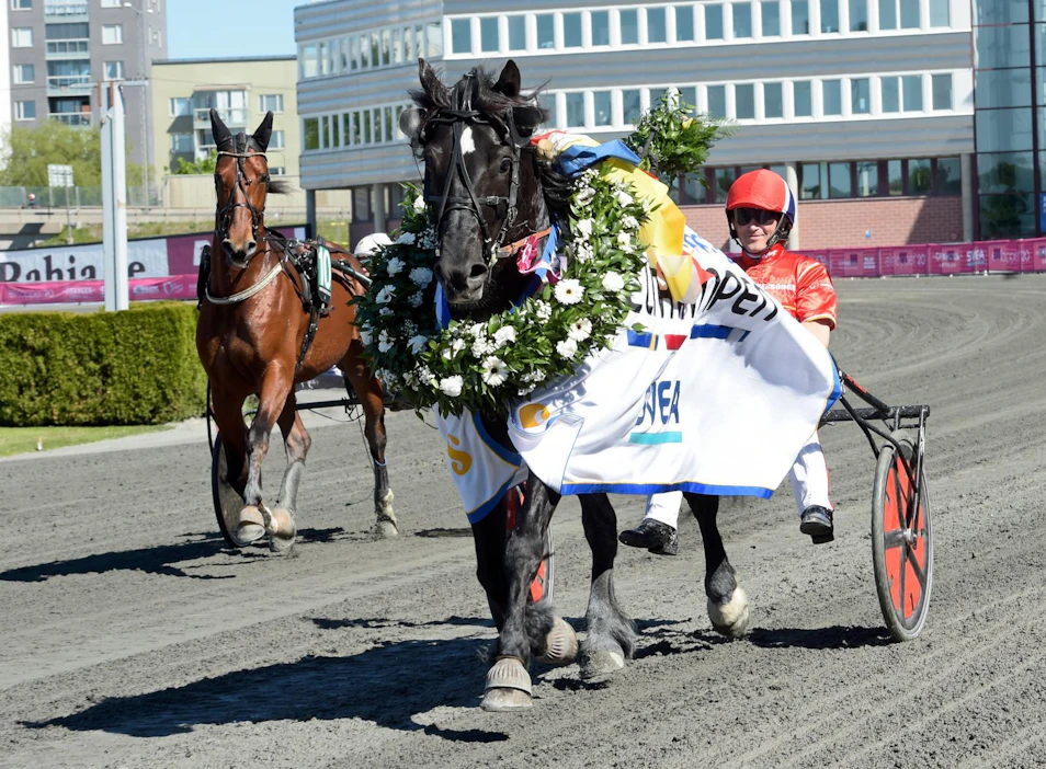 Odd Herakles ja Tom Erik Solberg Elitkampenin kunniakierroksella.
