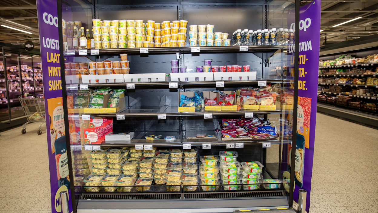Coop-merkkisiä tuotteita kaupan hyllyssä.