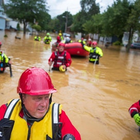 Vapaapalokuntalaiset auttoivat sunnuntaina evakuoinnessa Yhdysvaltain New Jerseyn osavaltiossa.