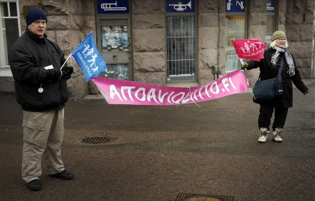 Aloitteen kannattajia Helsingissä perjantaina. LEHTIKUVA / ANTTI AIMO-KOIVISTO