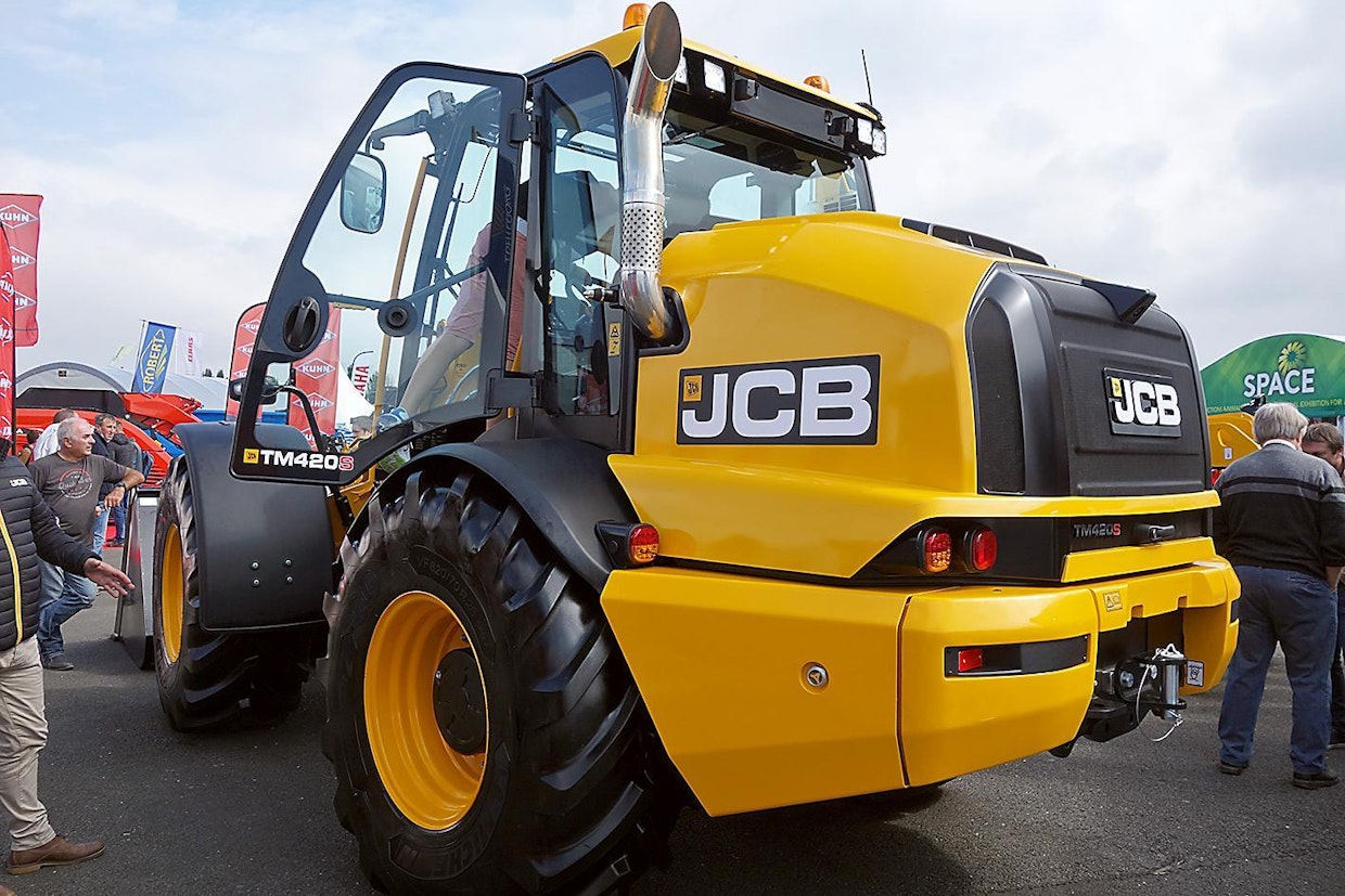 JCB TM 420 S on teleskooppikuormain TM 420:n päivitetty versio. Voimaa on lisätty, tehoa on nyt 173 hv ja vaihteita 8, ajonopeus 50 km/h. Painon ja tehon suhde on näin parantunut. Runkonivel sallii 10° pitkittäisen kiertymän, minkä ansiosta pyörien kosketus maahan säilyy. Uutuutena on yhtenäinen ohjaamon etulasi.